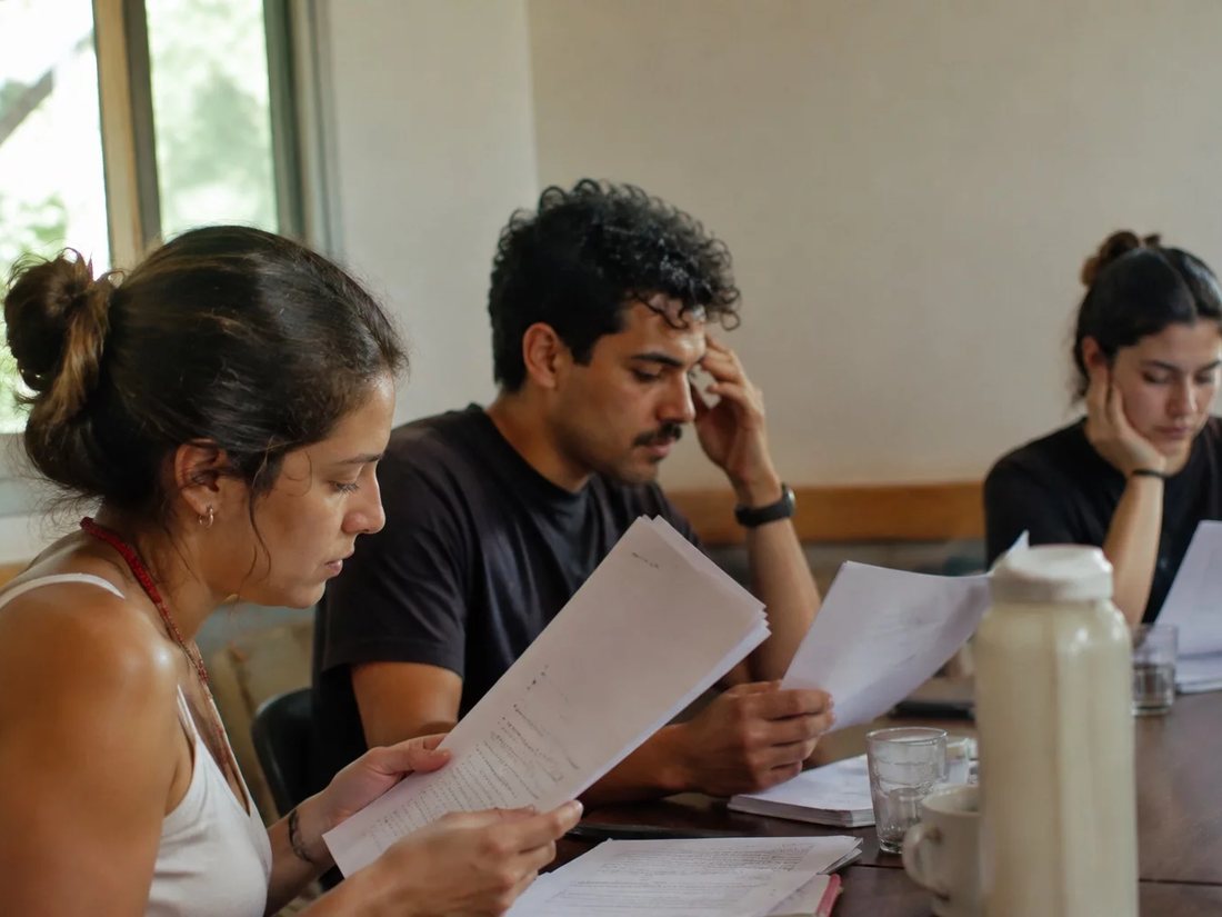 Equipe reunida numa sala clara enquanto uma pessoa explica sua proposta